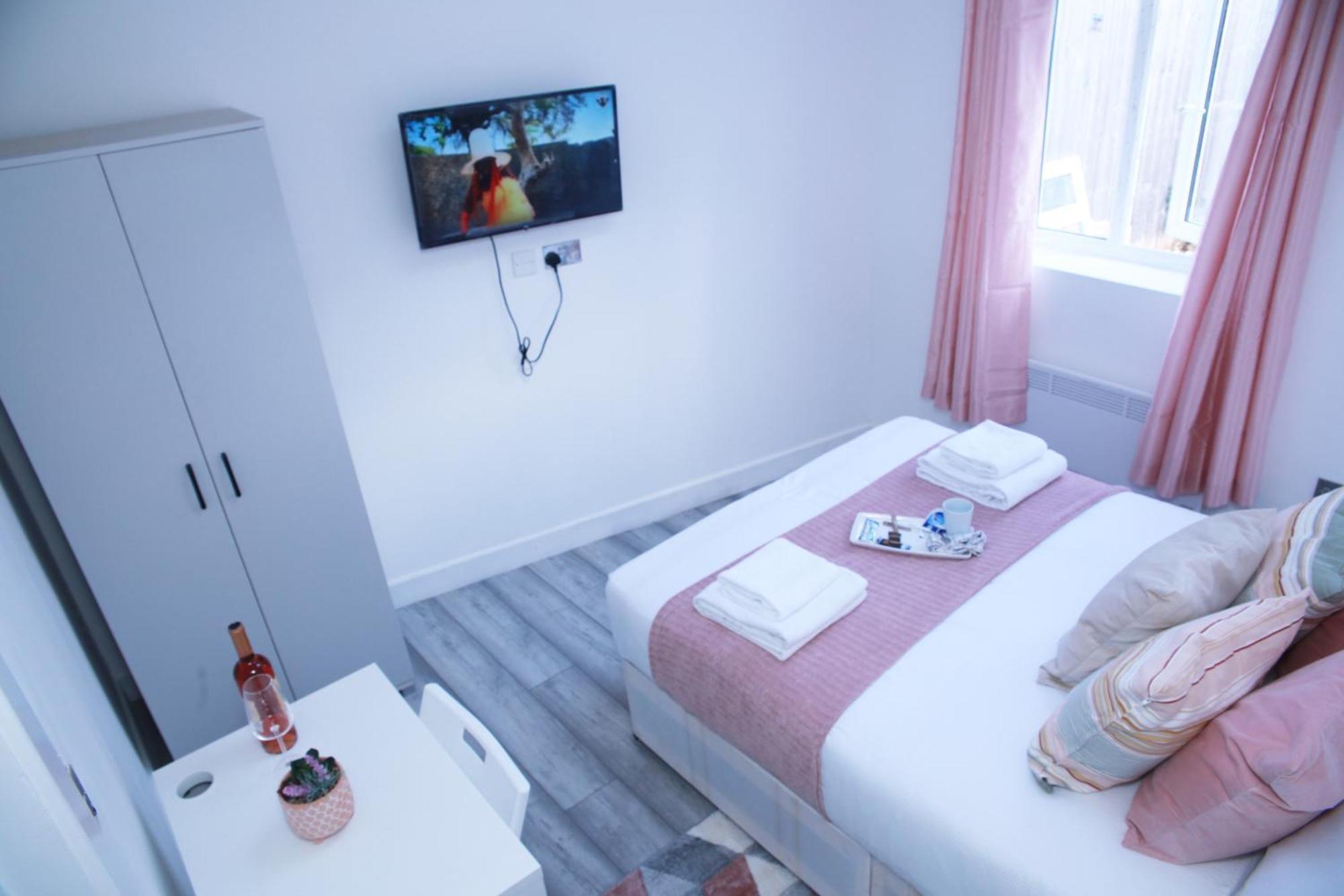 Apartamento Harrow Luxury Flat With Free Parking. Londres Exterior foto